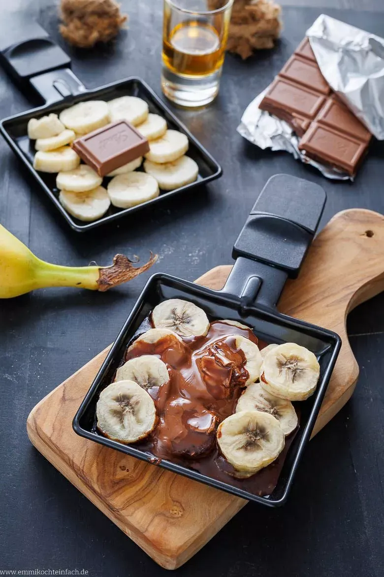 Süße Raclette-Nachspeise mit Banane und geschmolzener Schokolade
