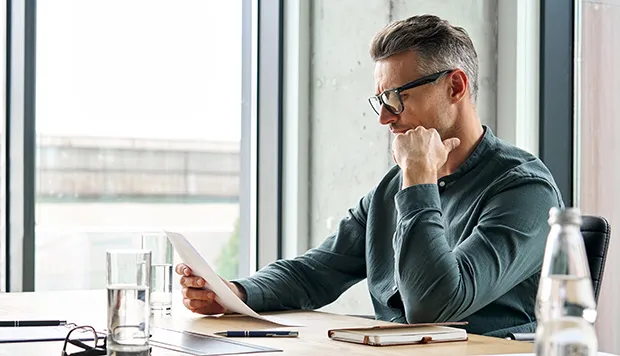 Symbolbild: Rentenberater im Austausch, steht für Informationen für Berufsangehörige