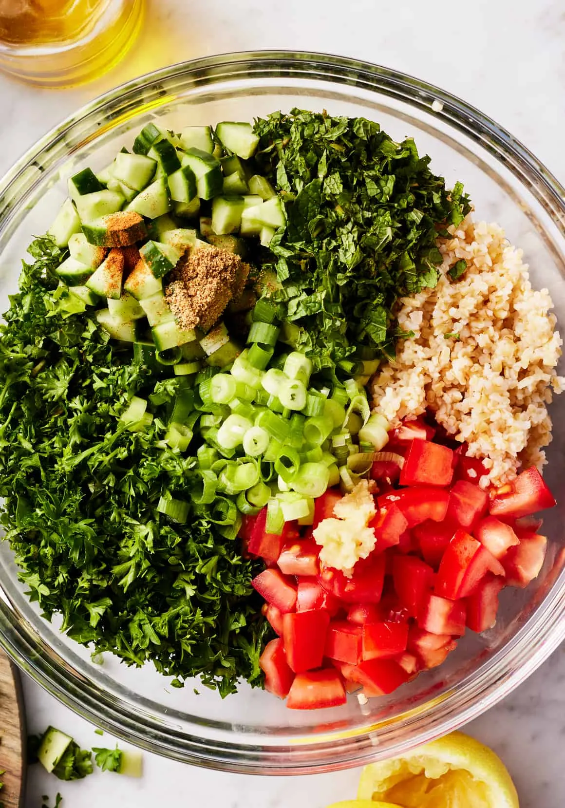 Tabbouleh-Zutaten in einer Glasschüssel