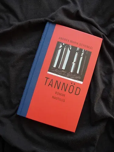 Tannöd Buchcover mit ländlichem Motiv