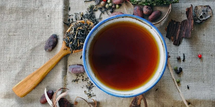 Tasse Kräutertee mit Minze und Zitrone