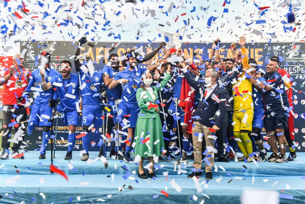 Teamjubel beim Amputierten-Fußball 2021