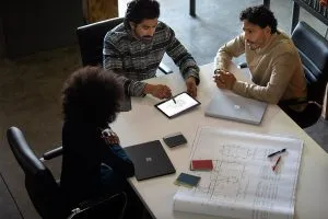 Teammitglieder arbeiten kollaborativ an verschiedenen Geräten