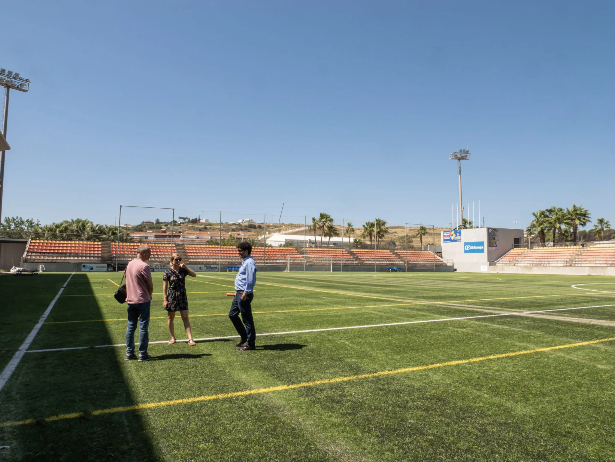 Teamvertreter bei der Besichtigung der Austragungsorte