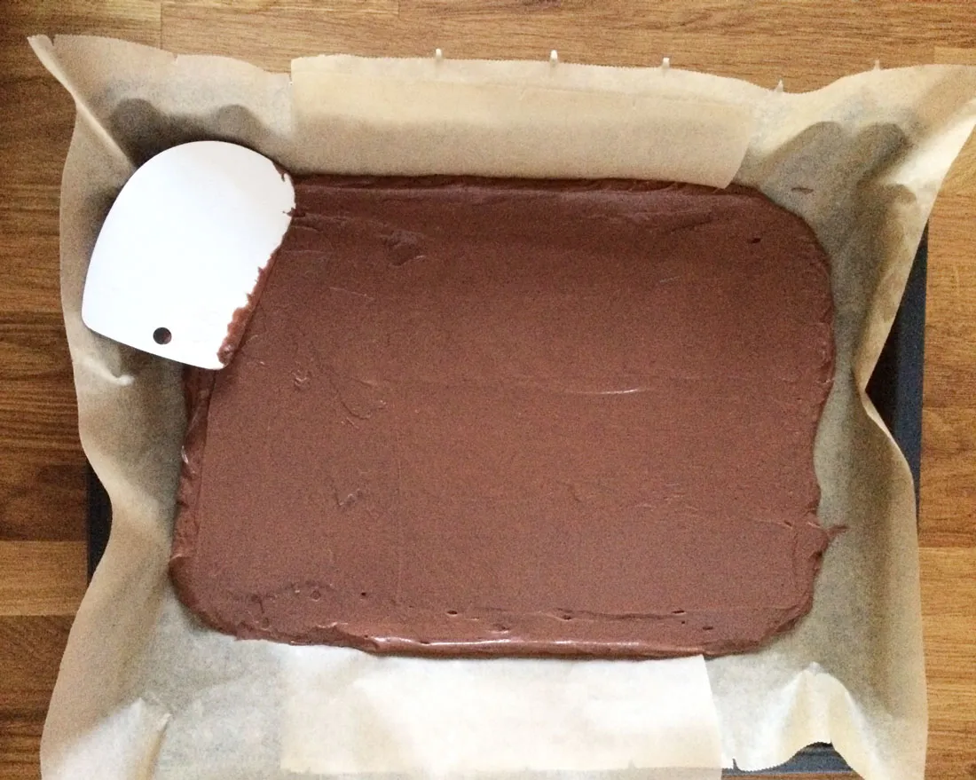 Teig auf dem Backblech glatt streichen