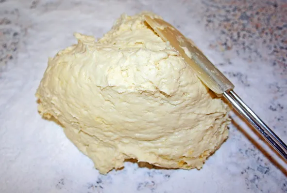 Teig auf einer bemehlten Arbeitsfläche