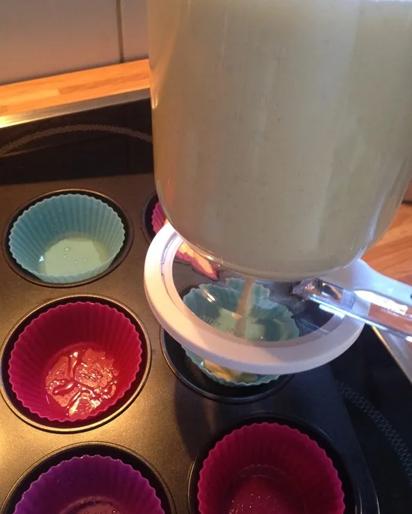 Teig wird sauber und einfach mit dem Portionierer in Förmchen gefüllt