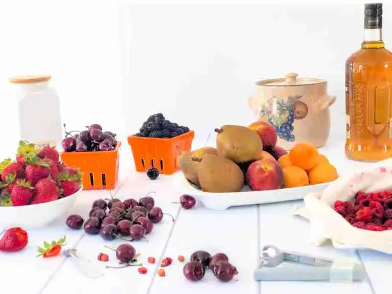 Teilweise gefüllter Rumtopf mit Früchten und Rum