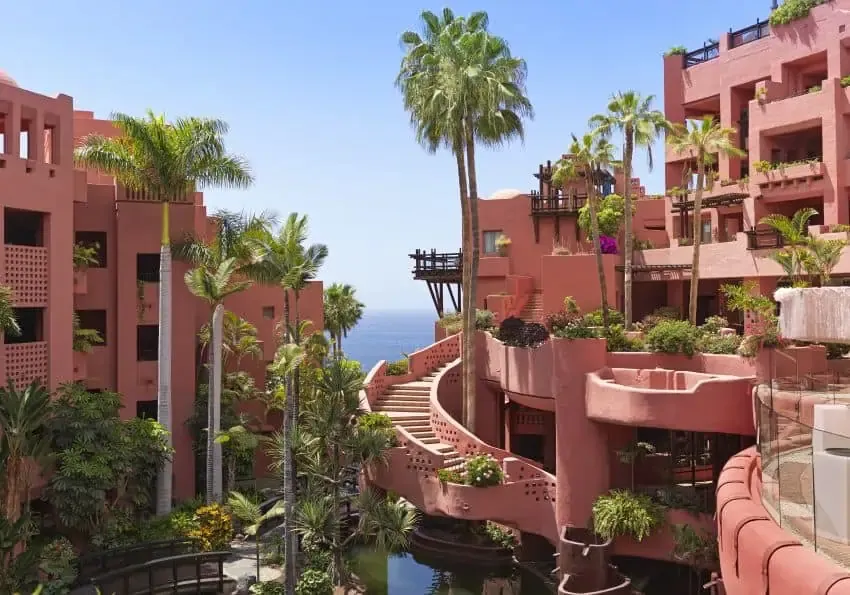 Terrakottafarbene Architektur des The Ritz-Carlton, Abama