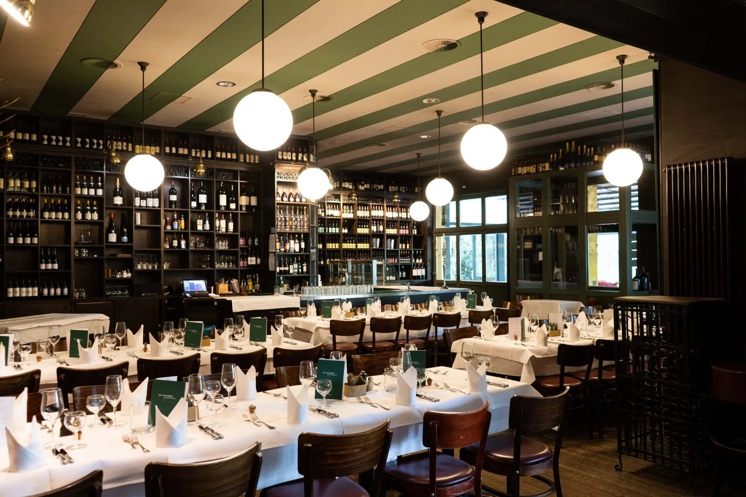 Terrasse der Weinhandlung mit Blick ins Grüne