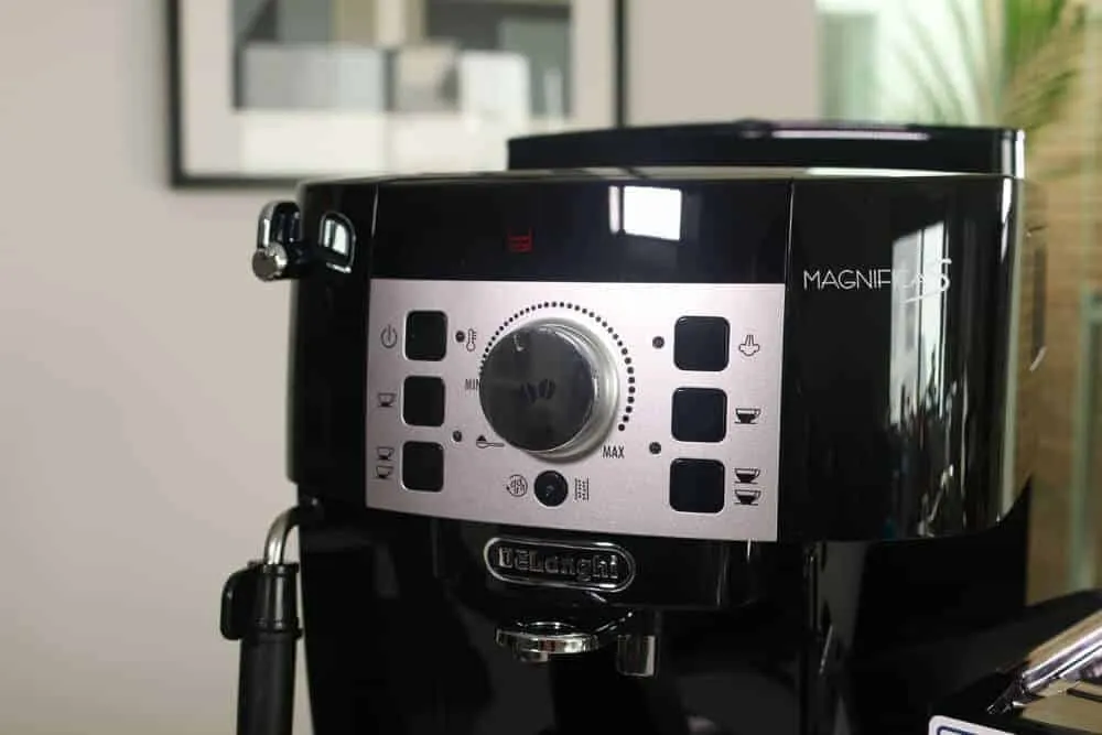 Test: Der beste günstige Kaffeevollautomat – delonghi ecam 22110 knoepfe
