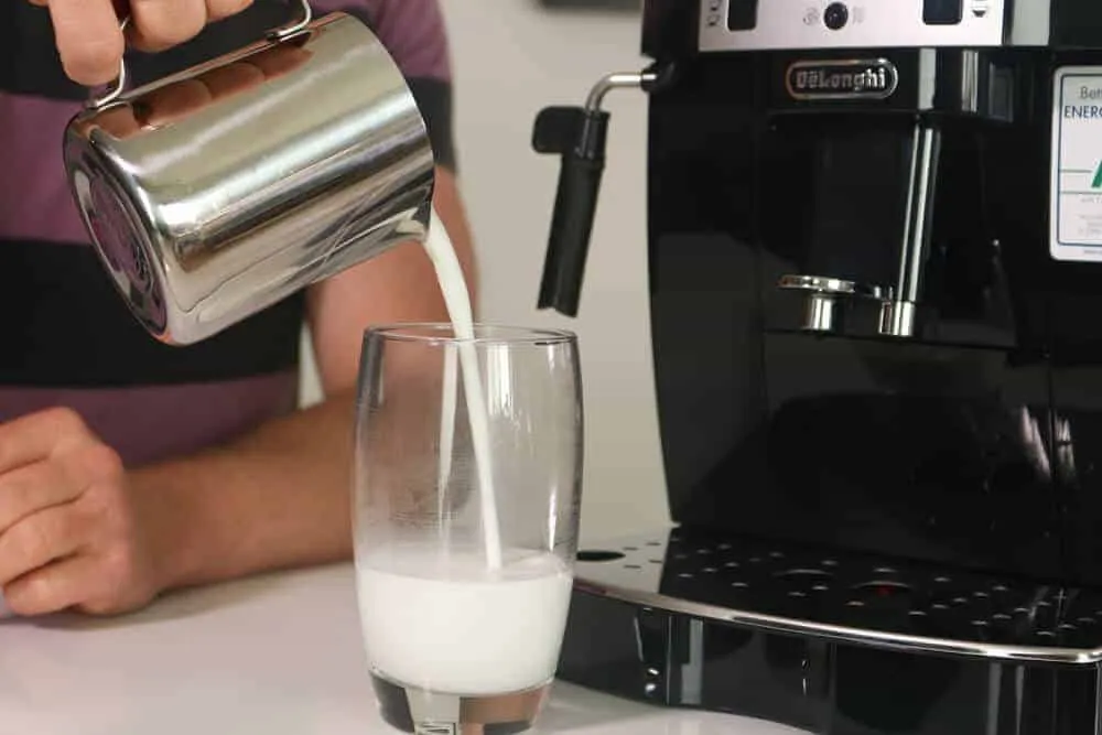 Test: Der beste günstige Kaffeevollautomat – delonghi ecam 22110 milch