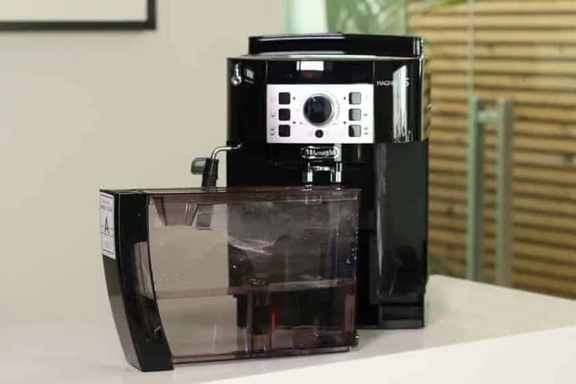 Test: Der beste günstige Kaffeevollautomat – delonghi ecam 22110 wassertank e1488464473537