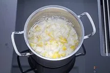 Testen der Kartoffeln auf Garpunkt mit einem Messer