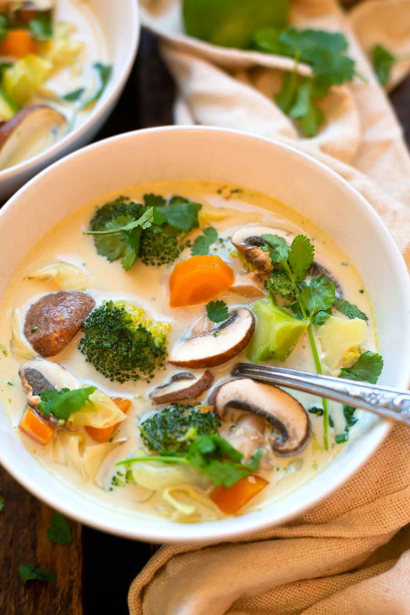 Thai-Kokos-Suppe mit Gemüse und Koriander
