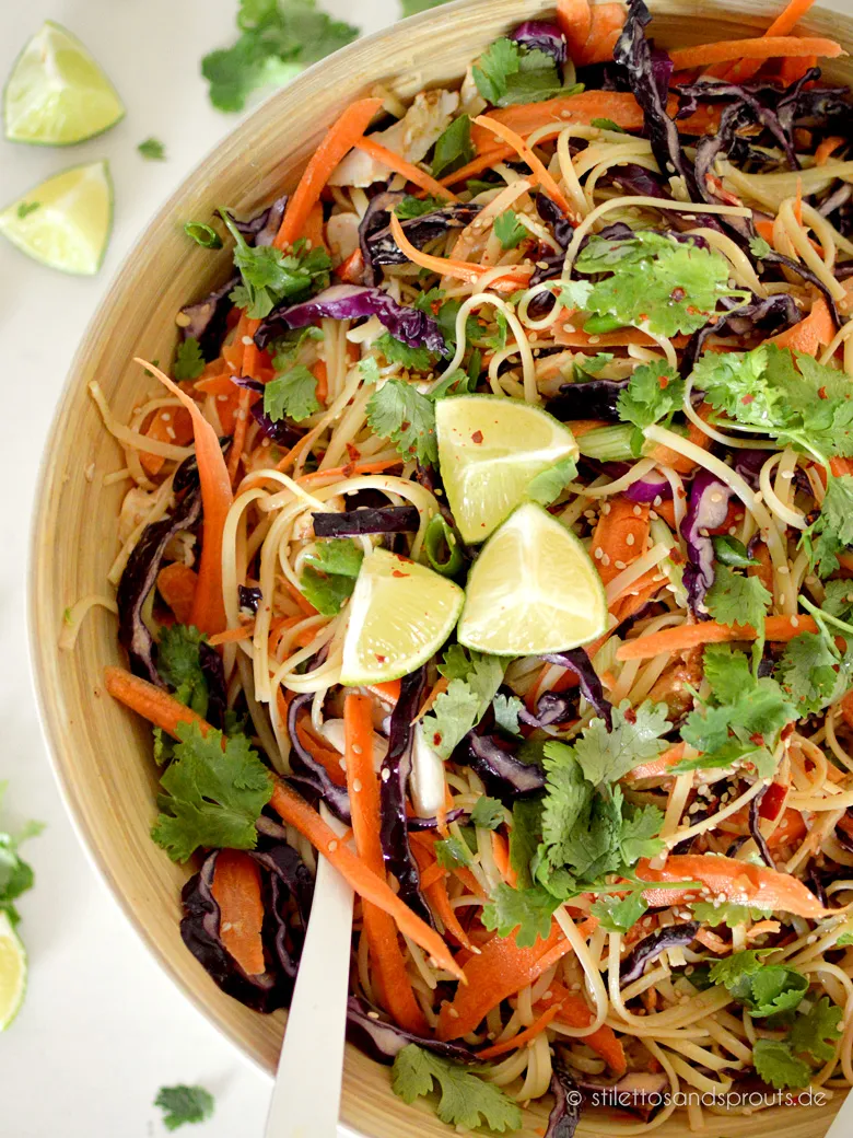 Thai-Nudelsalat mit Erdnusssauce und frischen Kräutern