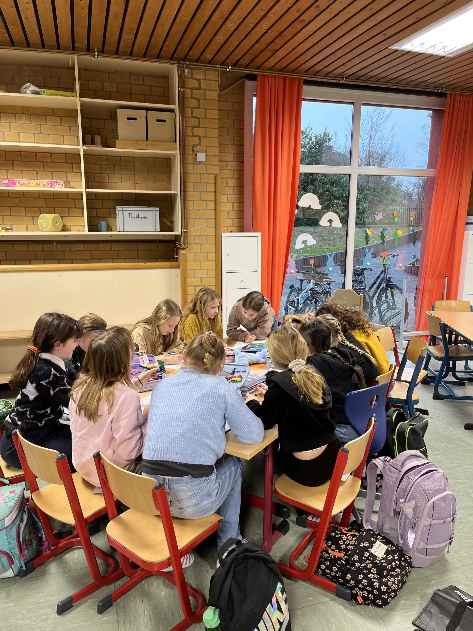 Theatergruppe probt ihr selbstgeschriebenes Stück