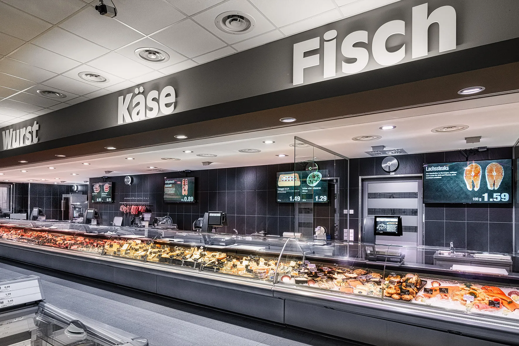 Theke mit frischen Wurst- und Fleischwaren im EDEKA Oberle