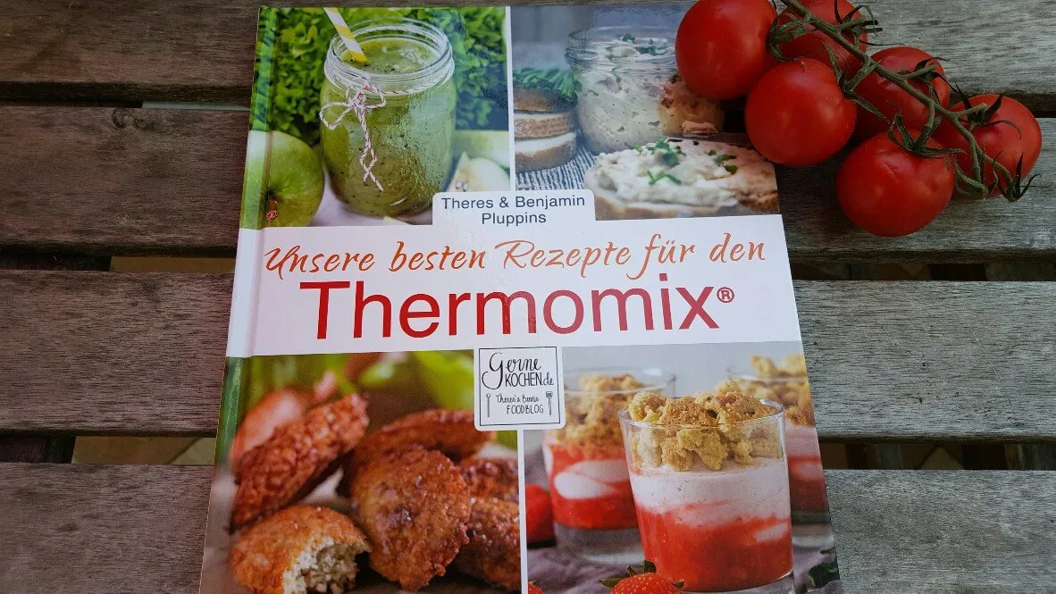 Thermomix Gerät mit Backzutaten
