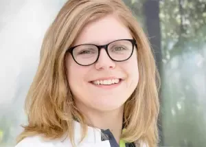 Tierärztin Elisabeth Zimpfer lächelt in ihrer Praxis