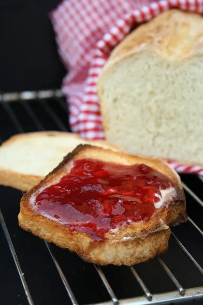 Toastbrot frisch gebacken, goldbraun und appetitlich auf einem Gitterrost