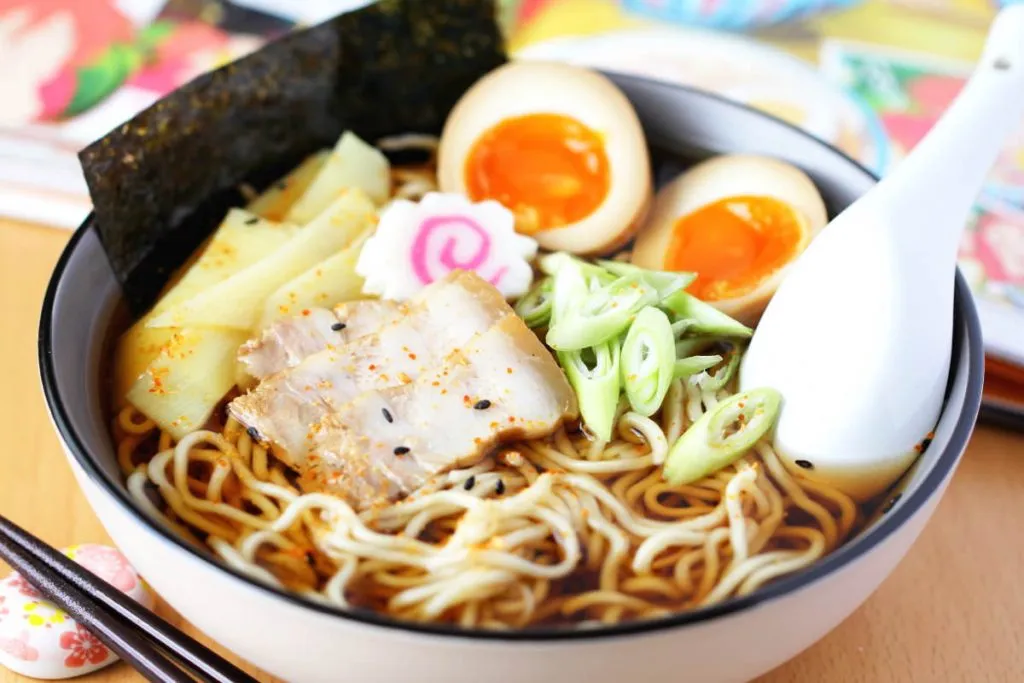 Tokyo Shoyu Ramen mit Ei und Frühlingszwiebeln