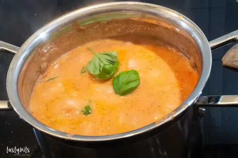 Tomaten-Sahne-Sauce kochen