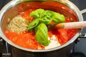 Tomatensauce würzen