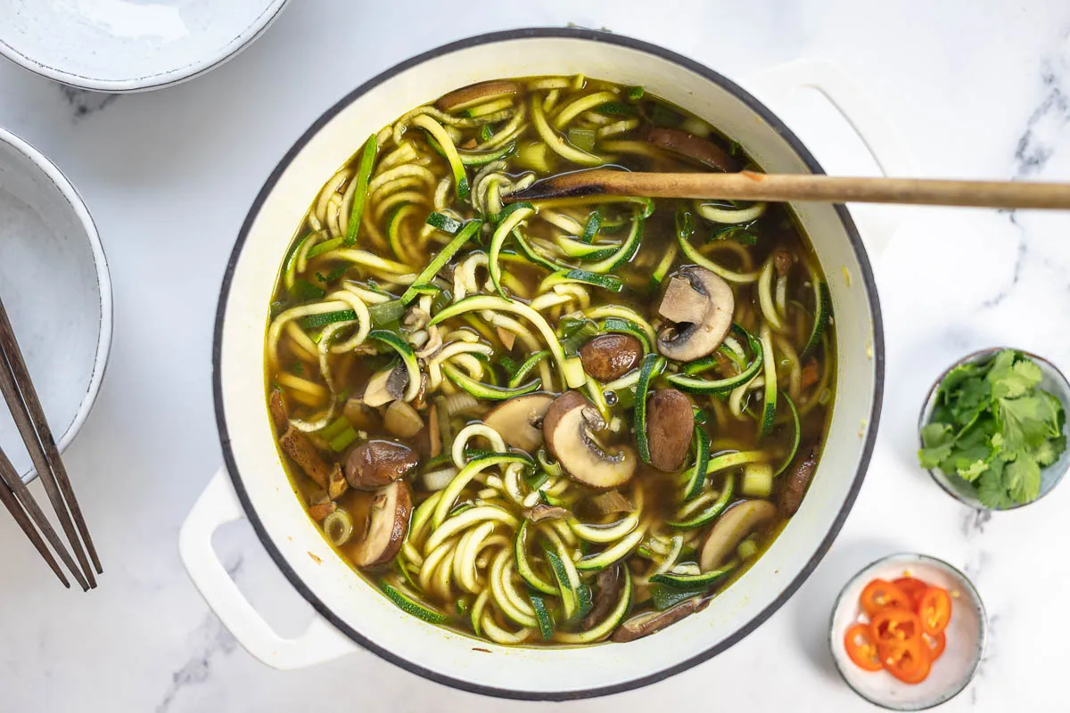 Topf mit dampfender Zoodle Ramen Suppe