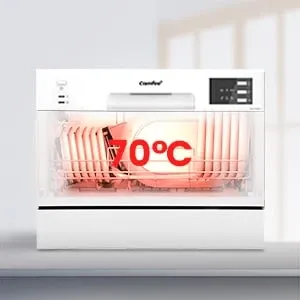 Töpfe und Geschirr im Innenraum des Geschirrspülers während des Intensiv-Zyklus