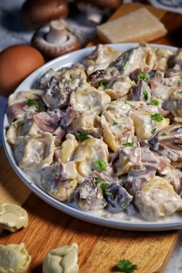 Tortellini alla Panna mit Pilzen in cremiger Soße