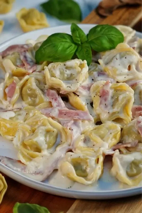 Tortellini alla Panna mit Schinken-Sahne-Soße