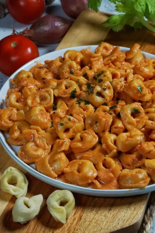 Tortellini in köstlicher Tomaten-Sahne-Soße