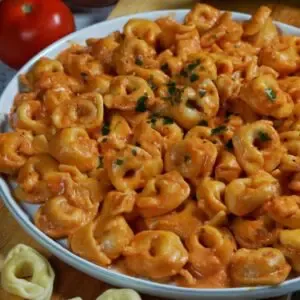 Tortellini in Tomaten-Sahne-Soße als Beitragsbild
