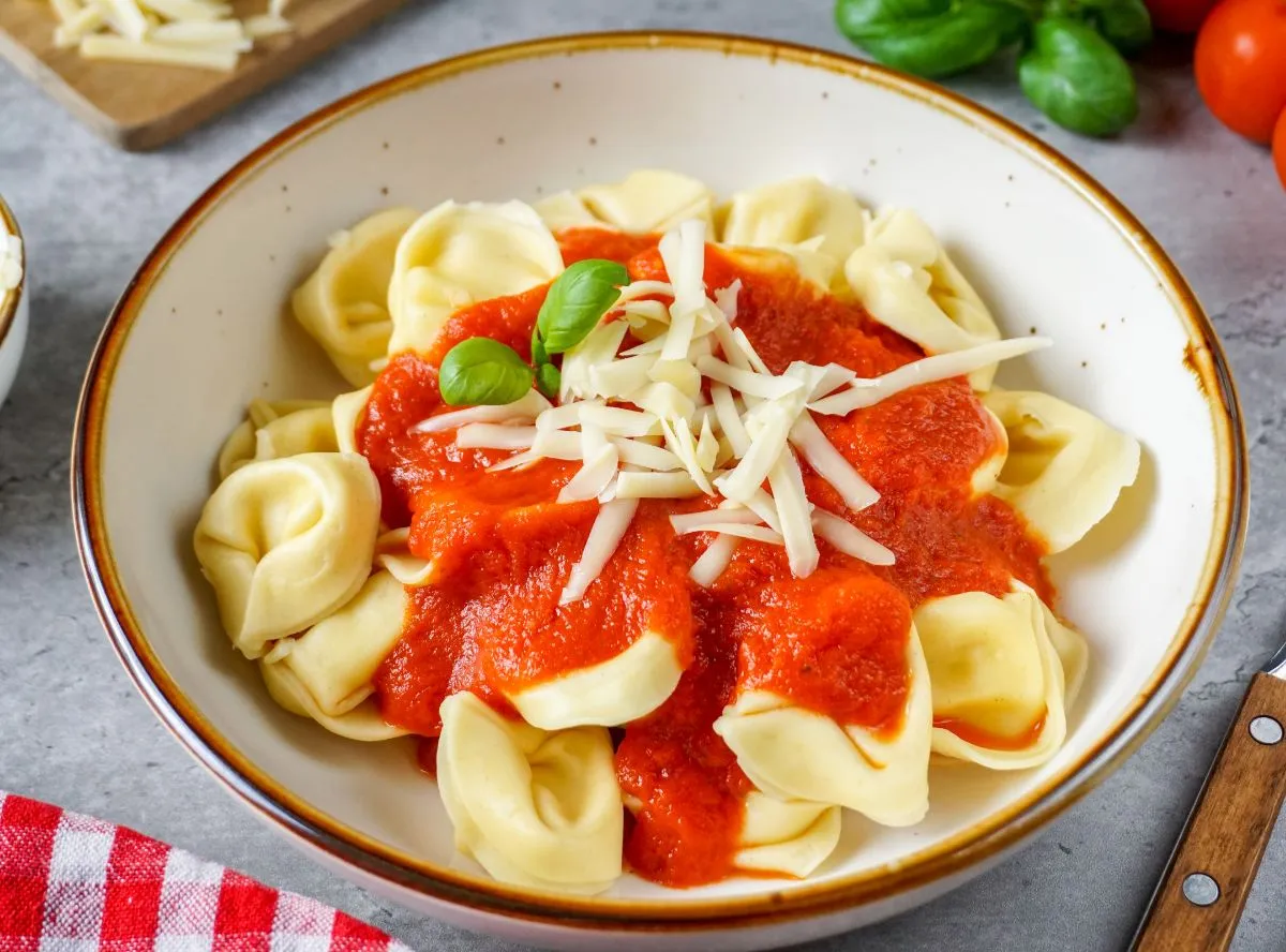 Tortellini mit einfacher Tomatensoße in wenigen Minuten