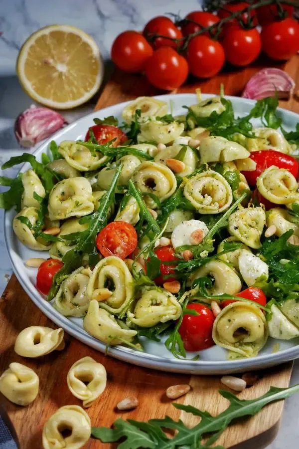 Tortellinisalat mit Pesto und Tomaten