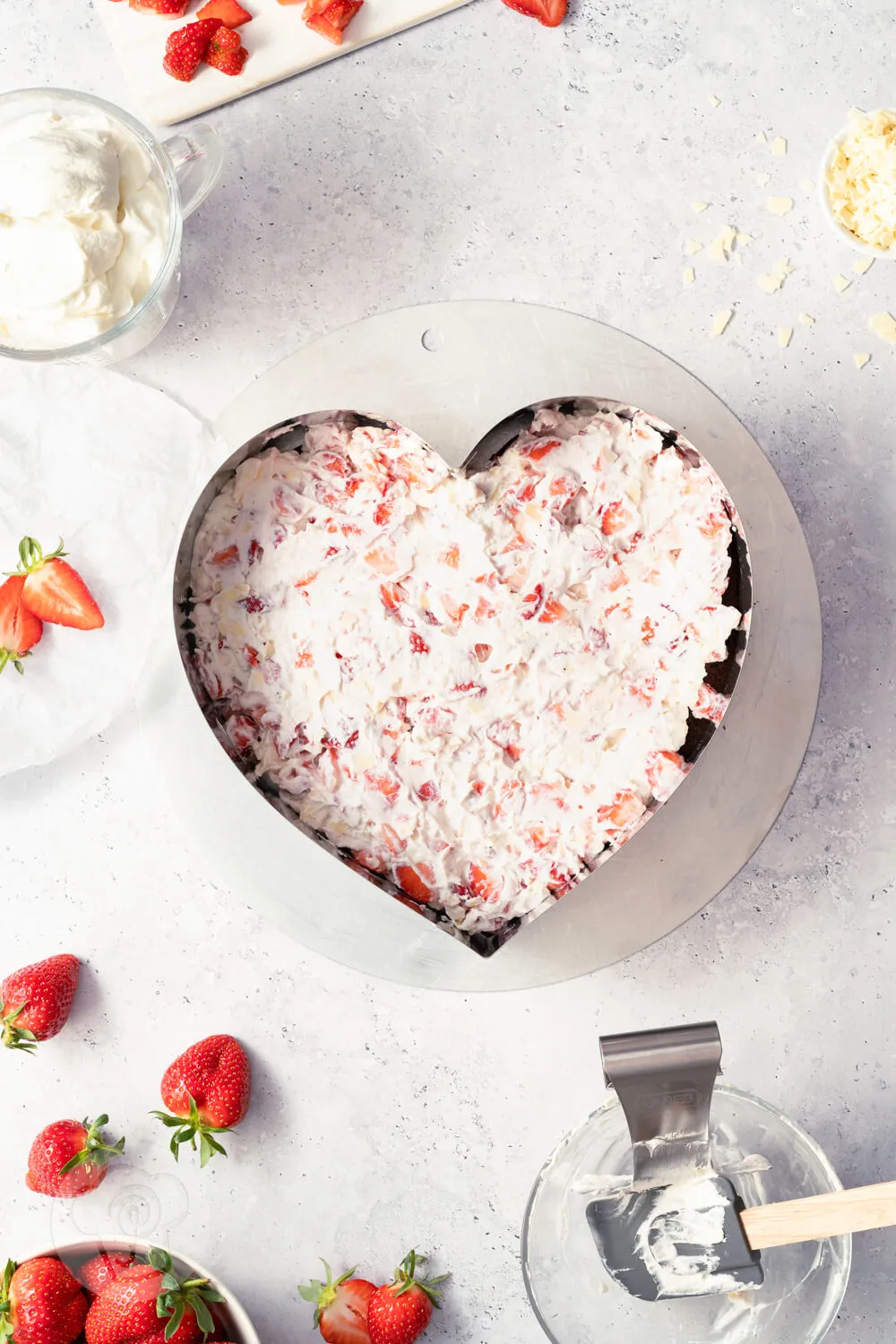 Tortenboden in Herzform bereit zur Zubereitung einer einfachen Erdbeertorte