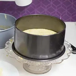 Tortenring um den Biskuitboden