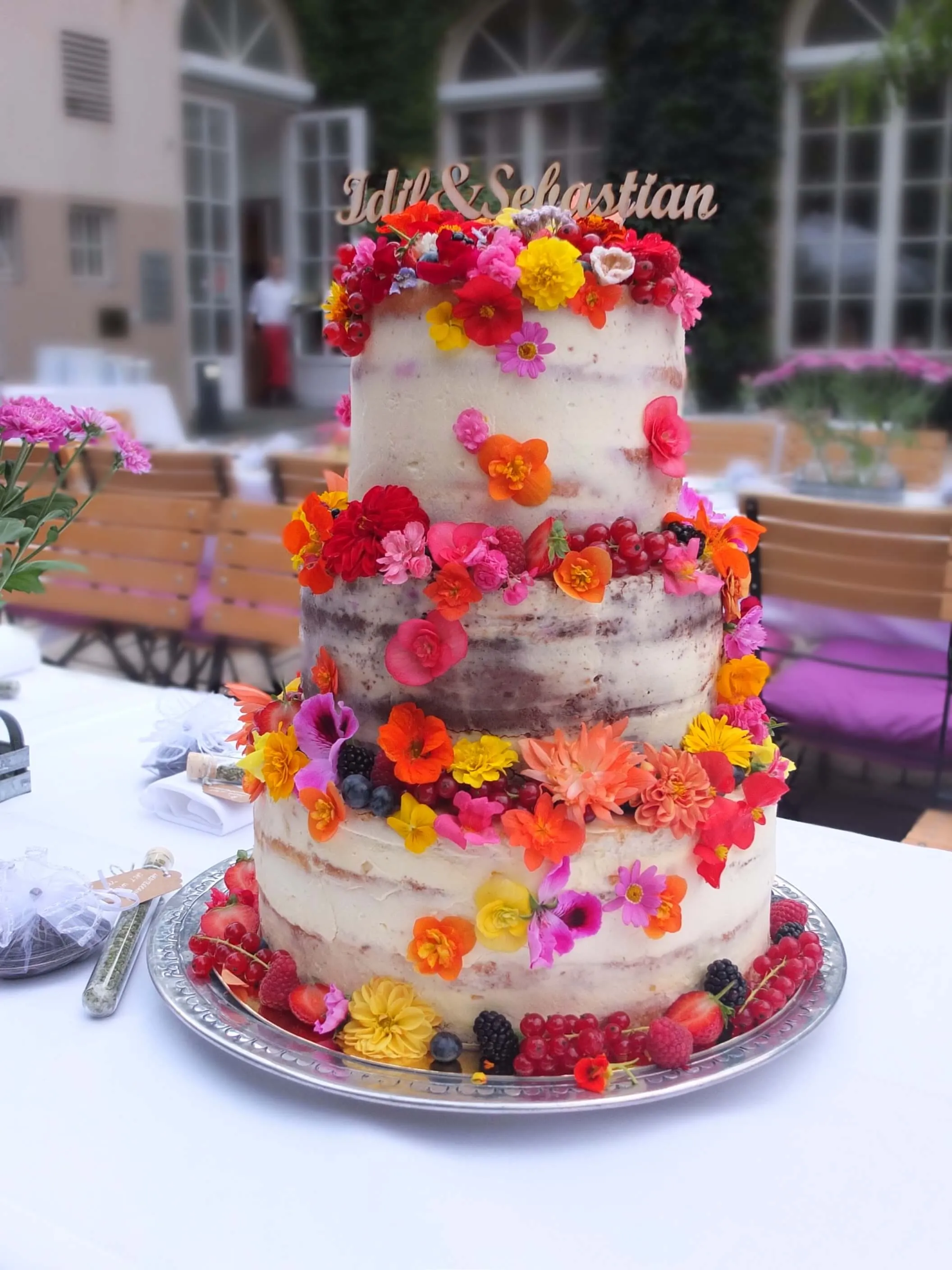 Tortenstück einer mehrstöckigen Hochzeitstorte