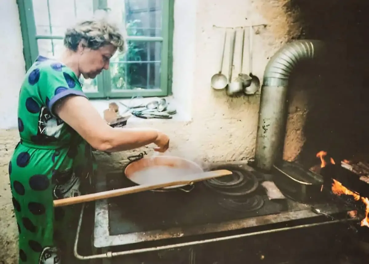 Traditionell zubereitete Polenta con Funghi in einem rustikalen Topf