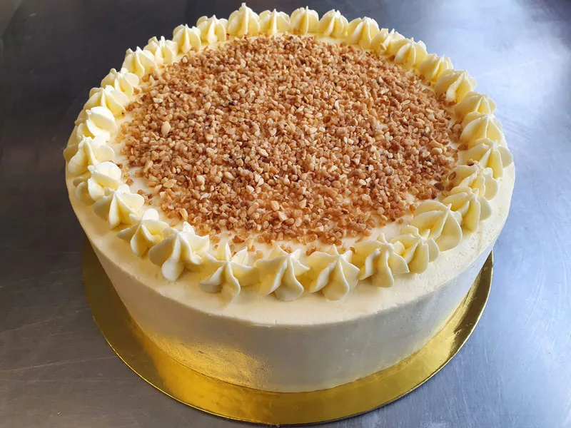 Traditioneller Frankfurter Kranz mit Krokant und Kirschen