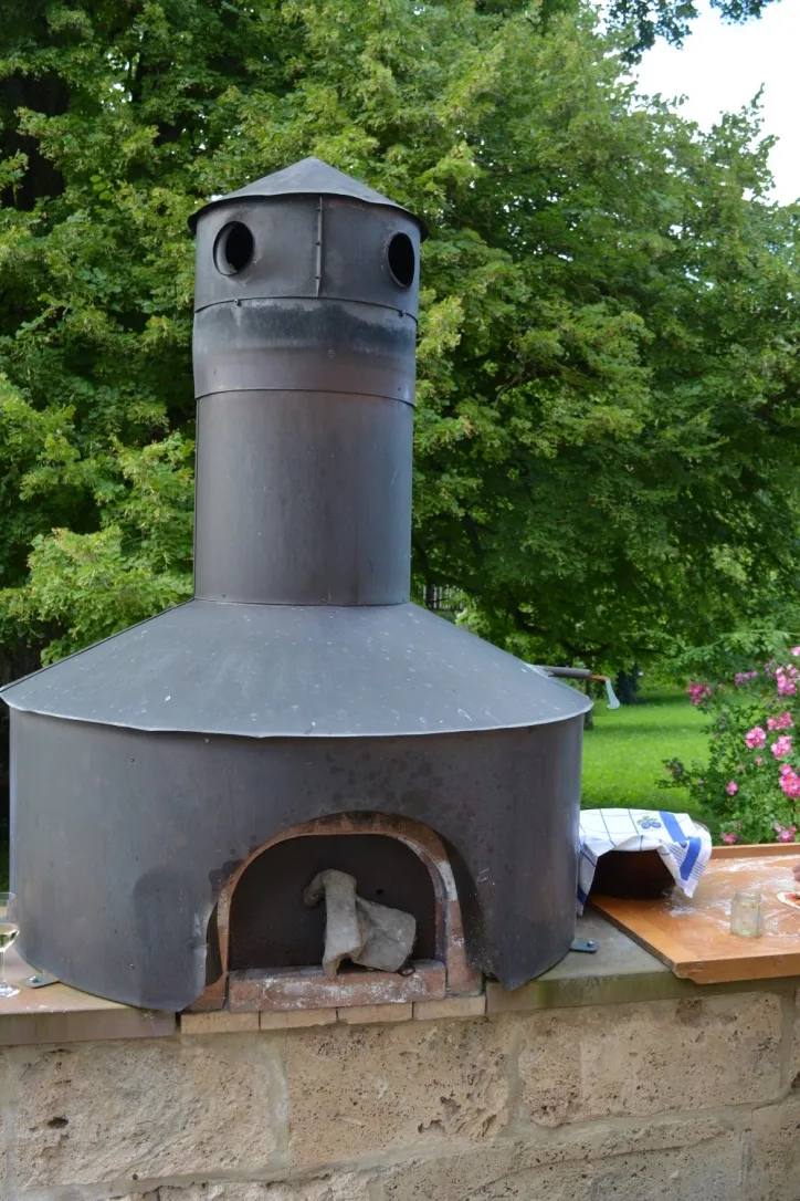 Traditioneller Steinofen auf dem Apfelgut Neunthausen