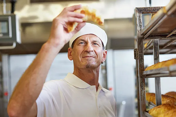 Traditionelles Backen mit Ober- und Unterhitze für zarte Krume