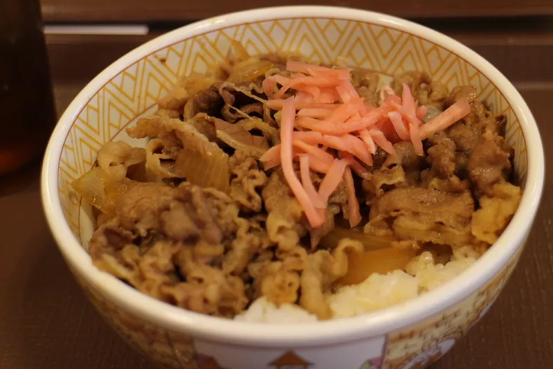 Traditionelles Gyudon in einer japanischen Fast-Food-Kette