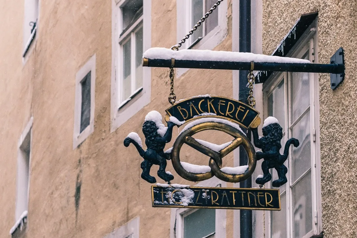 Traditionelles Schild einer Bäckerei in der Brodgasse Salzburg