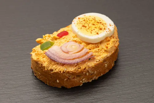 Traditionelles Vollkorn Liptauer Sandwich, pikant und cremig