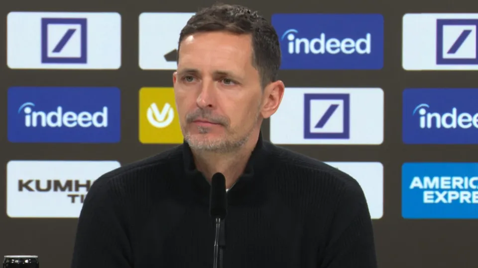 Trainer Dino Toppmöller bei der Pressekonferenz nach dem Spiel