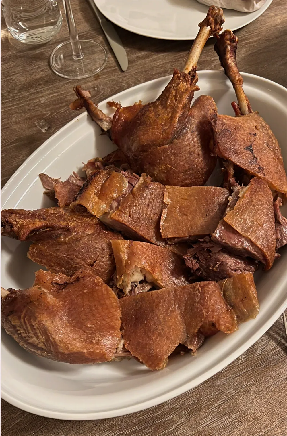 Tranchierte Weihnachtsgansstücke appetitlich auf einer Platte angerichtet