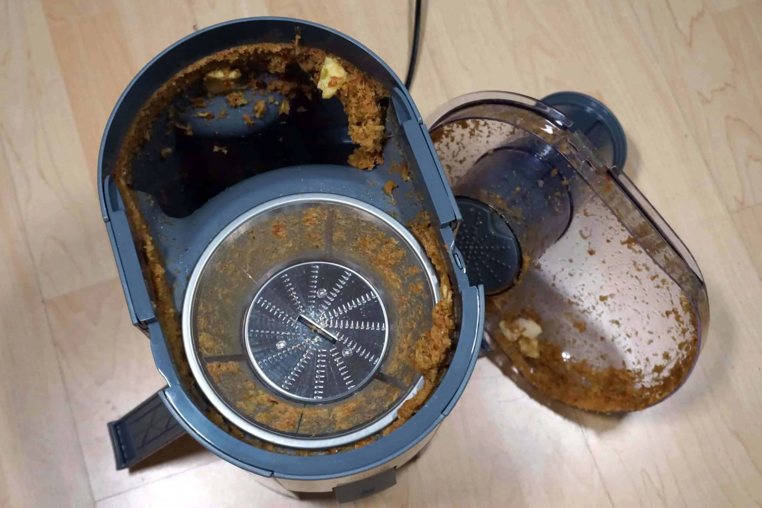 Trester nach dem Entsaften von Äpfeln im Braun J700 Multiquick 7