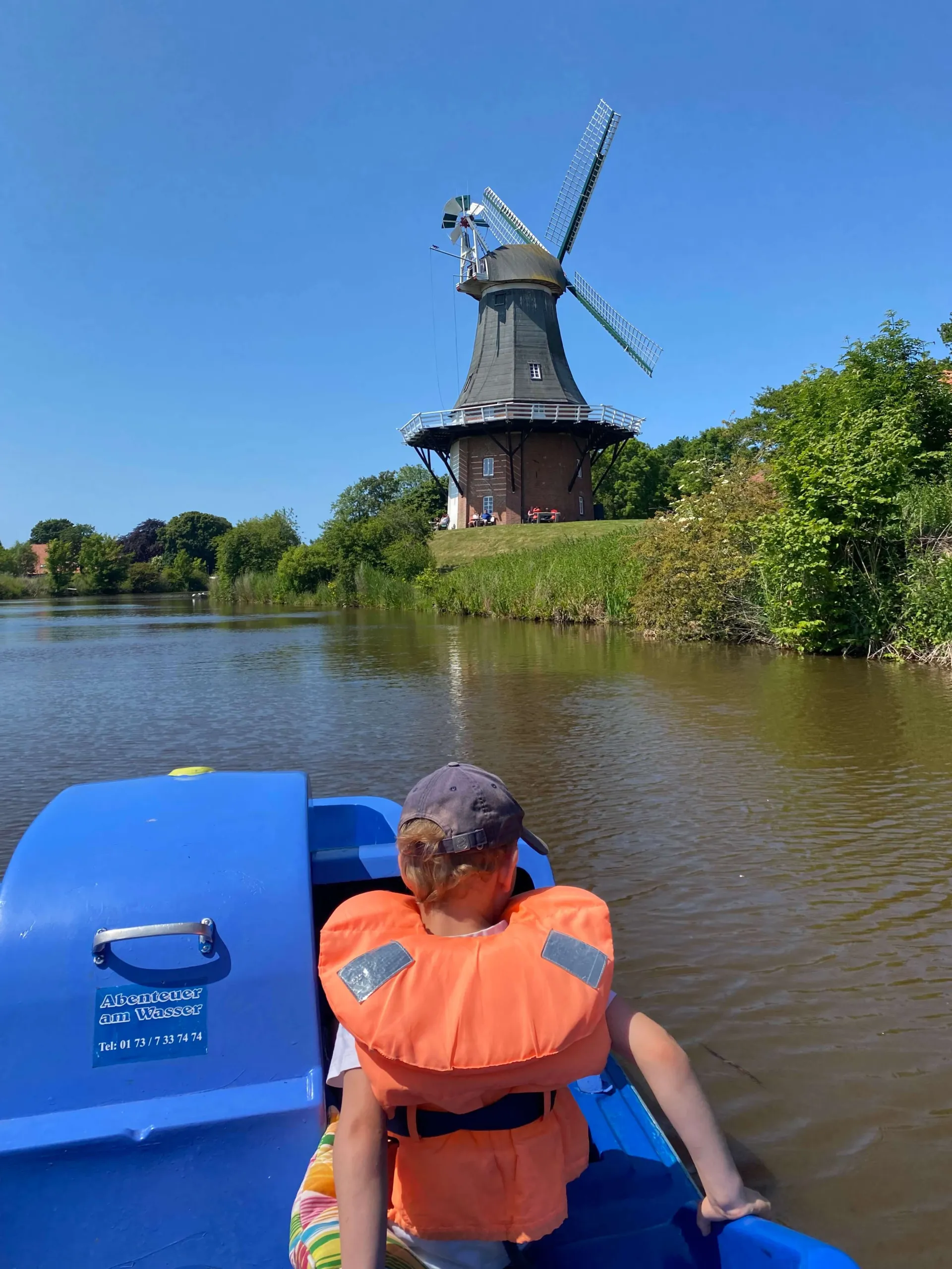 Tretbootfahrt durch die Kanäle in Greetsiel